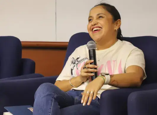 Nora de la Cruz, profesora del Tec campus Estado de México, presentó su libro: Duerme cicatriz, que propone una mirada a la perspectiva ecofeminista.