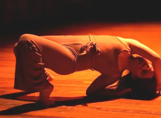 Profesora de danza del Tec campus Ciudad Juárez muestra pasos de baile aprendidos a lo largo de su carrera