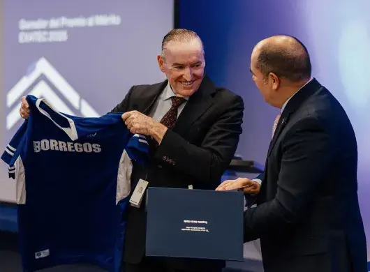 Ricardo Martín Bringas, director general de Organización Soriana, recibe el Premio al Mérito EXATEC 2025 de manos del director general del Tec de Monterrey campus Laguna