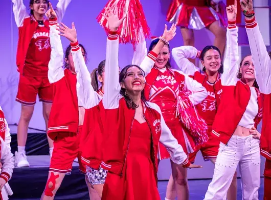Valeria Fuentes en el escenario del Auditorio Gota de Plata en el protagonico de Gabriella Montez