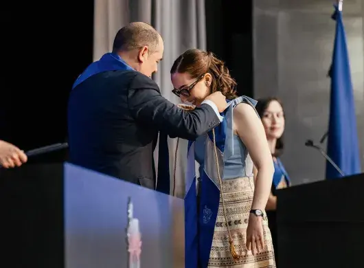 Director general del Tec de Monterrey campus Laguna entrega cordón de menció honorífica a estudiante ganadora del Premio Nacional del examen CENEVAL en generación junio 2025