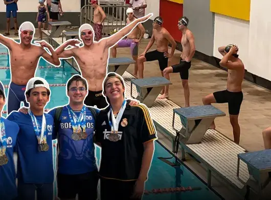 Montaje de alumnos 4 alumnos abrazados con múltiples medallas colgadas en los cuellos, sobre una foto de nadadores preparándose para iniciar una carrera.