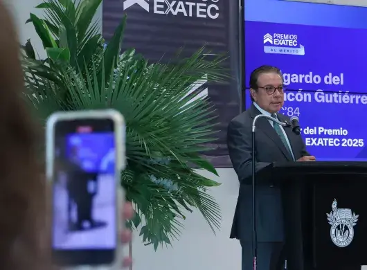 Edgardo del Rincón dando un discurso en ceremonia de premiación
