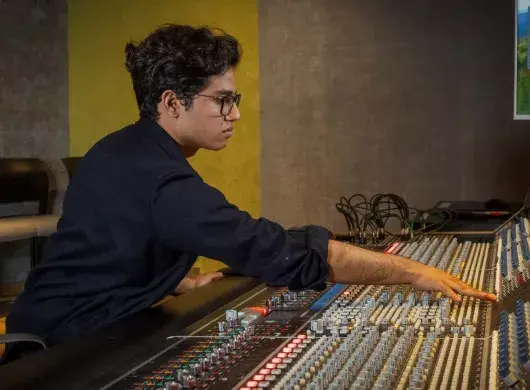 Alumno del Tec Puebla gana 1er lugar LATAM en grabación acústica con laúd barroco, final en CDMX