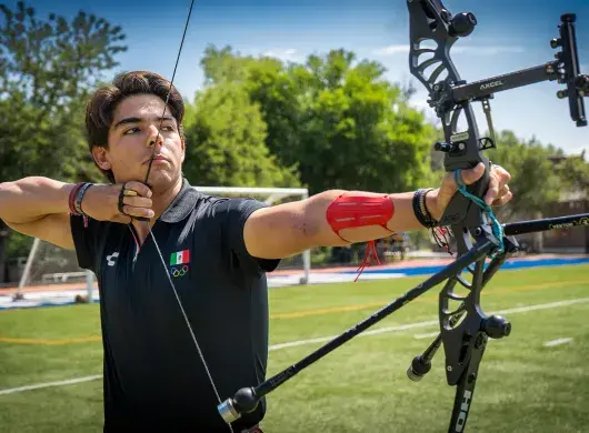 Hugo Cueto, arquero saltillense apuntando con arco