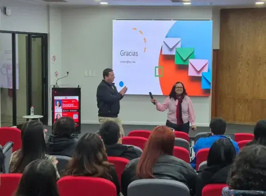 profesora tec dando clases de innovacion en chile