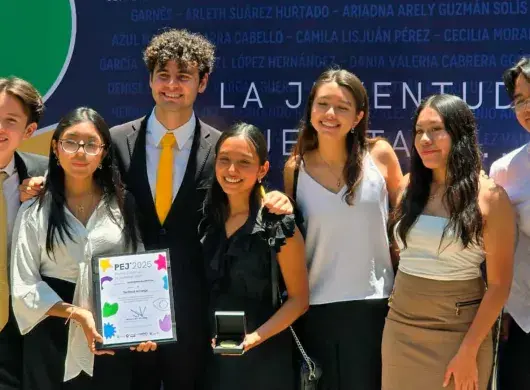 Estudiantes de PrepaTec Querétaro son reconocidos con el Premio Estatal de la Juventud por sus actividades académicas de robótica. 