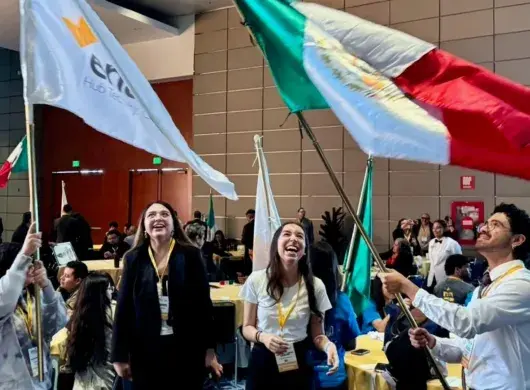 Integrantes del equipo AureoBos del Tec de Monterrey campus Chihuahua celebran su participación y segundo lugar en Enactus 2025