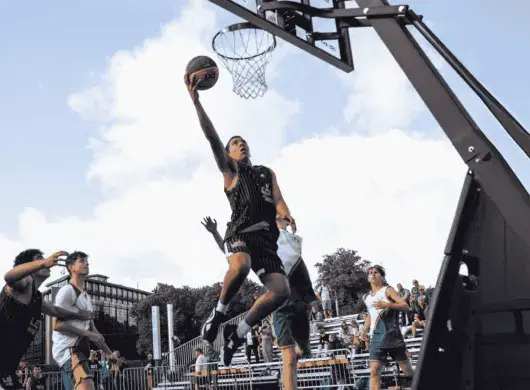 Carlos representando México en los International Children 's Games