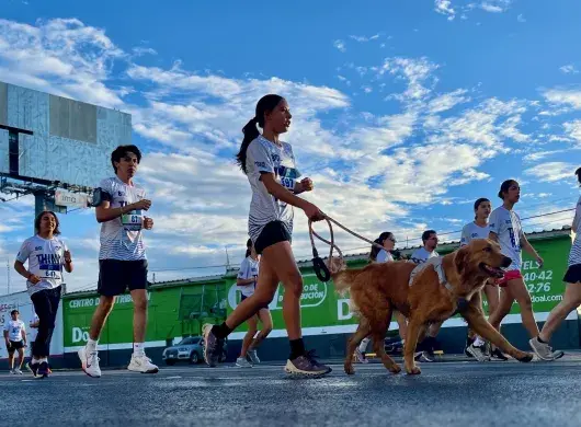 Kendra Villarreal, estudiante de PrepaTec, junto con su perro en la primera Carrera Borregos Think, Feel, Run Powered by Skechers del Tec de Monterrey campus Chihuahua. 