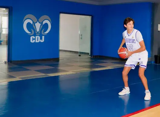 Alumno PrepaTec practicando basquetbol en gimnasio del Tec Ciudad Juárez