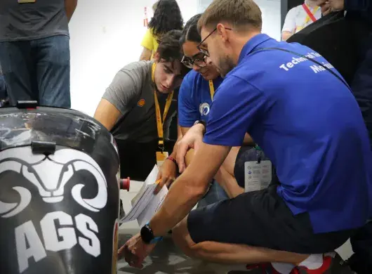 Equipo con el vehículo en la competencia