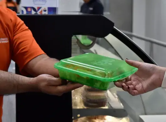 Comunidad Tec utiliza contenedores de plástico reutilizable para la comida