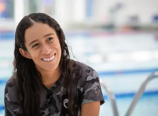 Atleta paralímpica de natación, Lorena Puente, en alberca del campus Monterrey