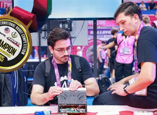 Alejandro Elías y Ernesto Aranda en la competencia Robot Challenge World 2025