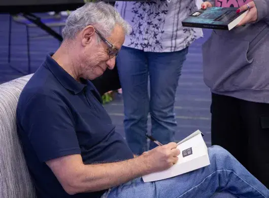 Antonio Malpica en firma de libros en Enlace Literario