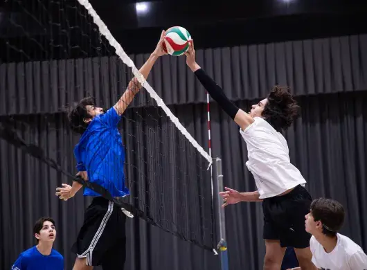 Alumnos en partido de voleibol durante Copa Intramuros Borregos 2025.