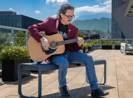 Luis Raúl Domínguez toca la guitarra 