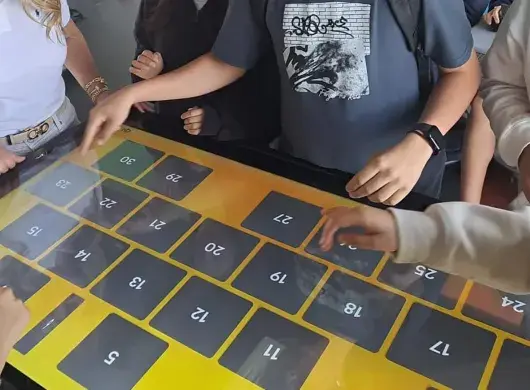 Foto de la mesa interactiva siendo usada para un ejercicio de matemáticas