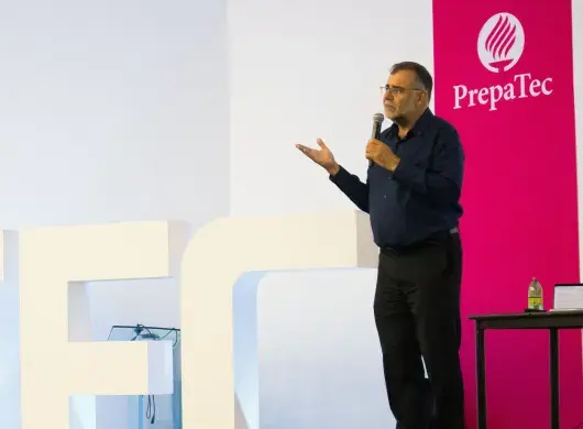 Ricardo Baeza-Yates visitó el Tec de Monterrey campus Querétaro para hablar sobre los límites éticos y humanos de la inteligencia artificial. 