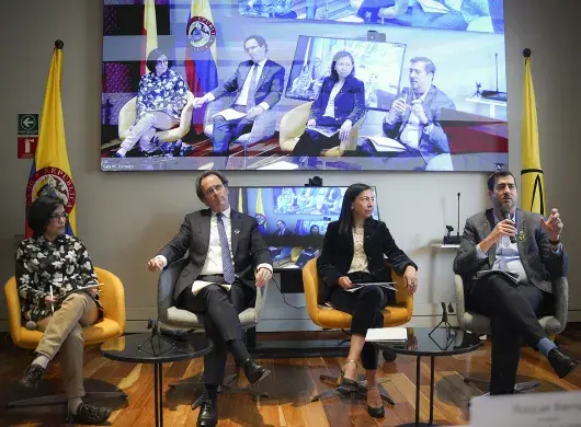 Los tres rectores que conforman La Tríada en un panel