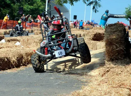 El Tec campus Cuernavaca realizó el Downhill Challenge 2025, donde equipos compitieron con gravity cars en una pista de obstáculos, premiando velocidad, diseño, creatividad y desempeño.