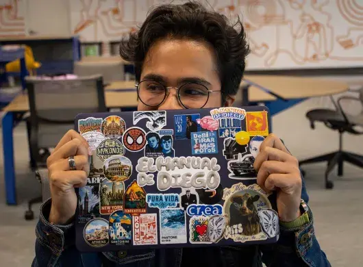 Estudia en la UNAM y en el Tec al mismo tiempo, y a la par construye El Manual de Diego