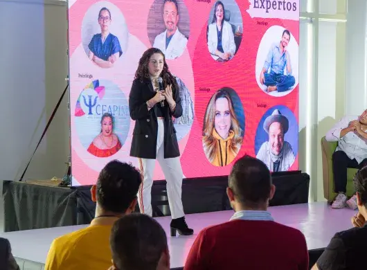 Joven dan explicación o pitch de su emprendimiento en un foro de inversionistas en incMTY