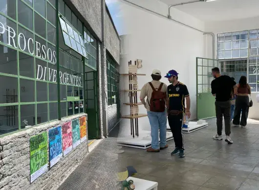 Vista general de la exposición Procesos Divergentes en el Abierto Mexicano de Diseño 2025, con piezas elaboradas por estudiantes del Tec CCM.