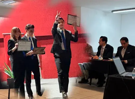 Laguneros festejan el bicampenato conseguido en el Torneo Nacional de Debate del IMEF Universitario celebrado en Guadalajara