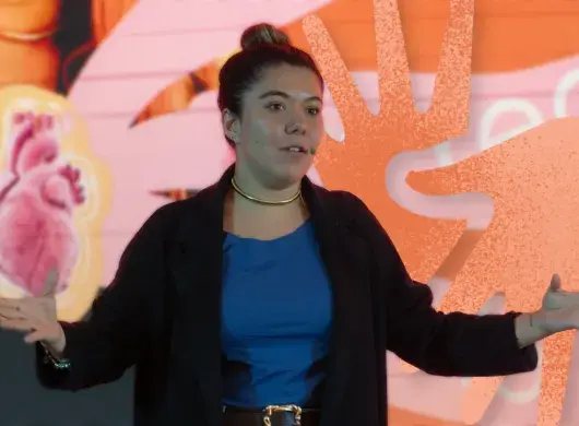 Retrato de Laura Bustamante durante su conferencia sobre inclusión y lengua de señas en Tec CCM.