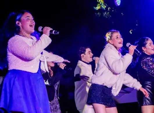 El Tec Campus Querétaro a través del departamento de Arte y Cultura y a cargo de la Compañía de Coro y Orquesta presentaron el quinto año consecutivo del ensamble de música navideña, Christmas Rocks. 