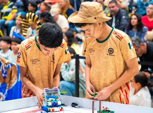 Niños participan en el juego del robot en FIRST LEGO League en PrepaTec Laguna