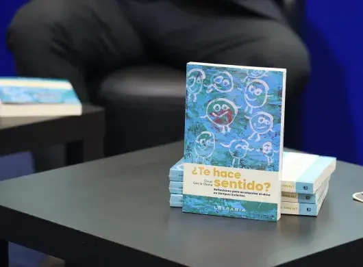 Libro Te Hace Sentido, presentado en el stand del Tec en la FIL Guadalajaara 2025.