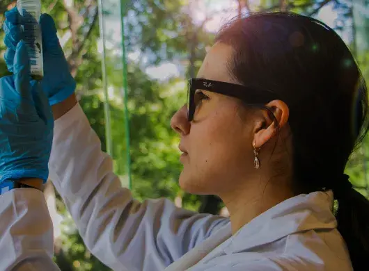 Victoria de León en el laboratorio de Tec CCM