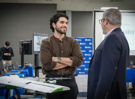 Estudiante hablando con otra persona. 