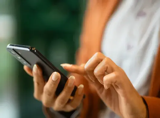 Mujer usando un celular