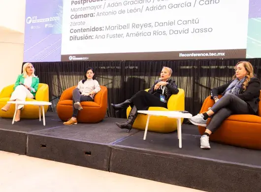 Panel de discusión durante la presentación de InnovaTED, donde cuatro mujeres participan sentadas en sillones de colores sobre un escenario, dialogando sobre innovación y transformación educativa frente a una audiencia. Detrás de ellas se observa una pantalla.