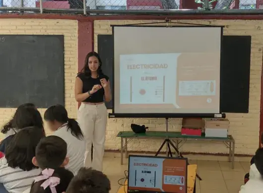 Alexandra Maldonado dando clases a comunidades.