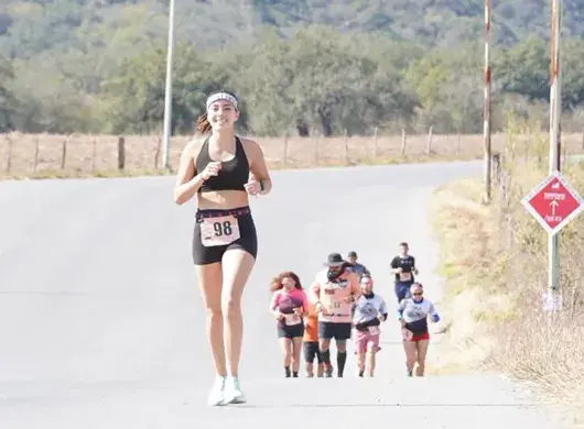 Daniela García corriendo la backyard de Santiago
