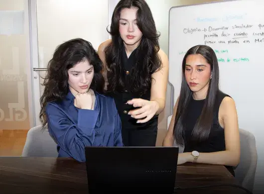 Tres chicas fronte a una computadora.