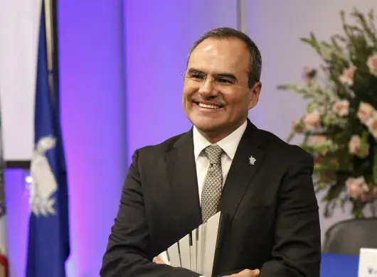 Ricardo Alcalá recibiendo el Premio al Mérito EXATEC