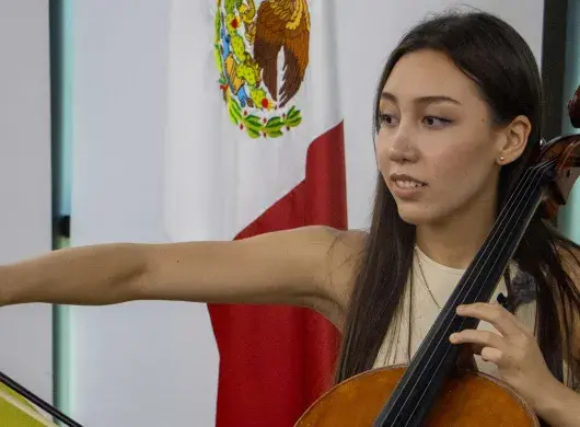 Valeria practicando violonchelo