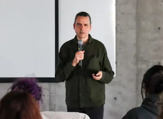Allan Chochinov encabezó un workshop en el Tecnológico de Monterrey campus Querétaro, donde invitó a estudiantes a replantear el rol del diseñador en una era marcada por la inteligencia artificial, la crisis climática y la transformación social.