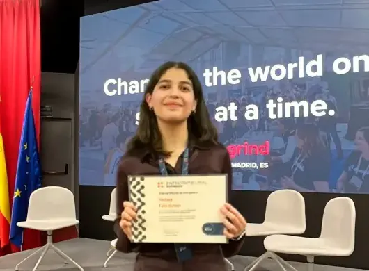 Melissa Félix Sotelo posa con certificado en 