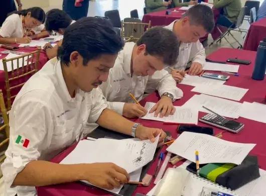 Estudiantes de ingeniería participando en la competencia de la ANEIC