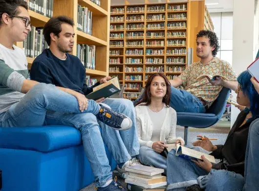 Estudiantes del Tecnológico de Monterrey en la biblioteca de campus Monterrey