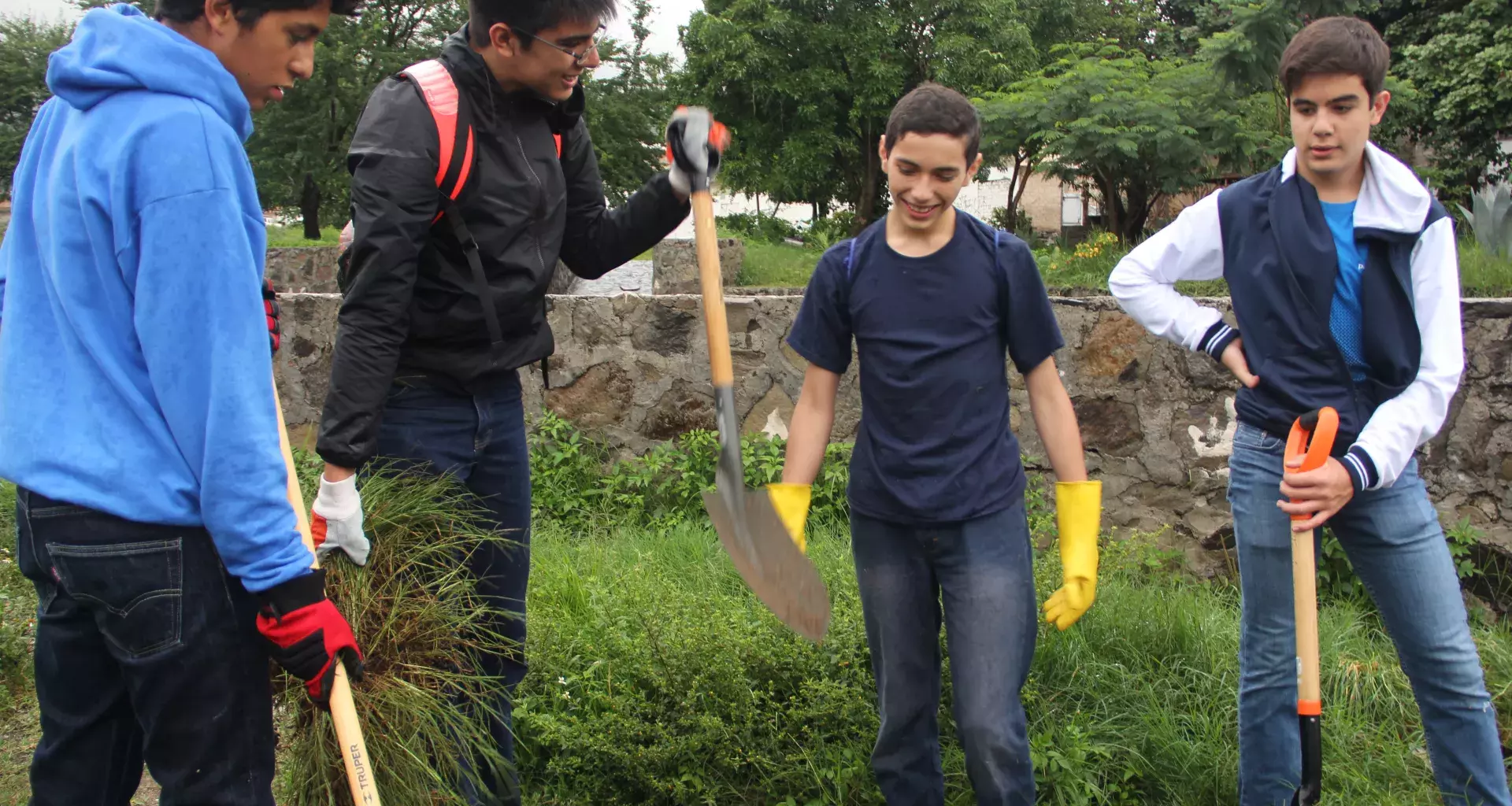 Los estudiantes de bachillerato apoyaron en la reforestación y habilitación de diversos espacios públicos.