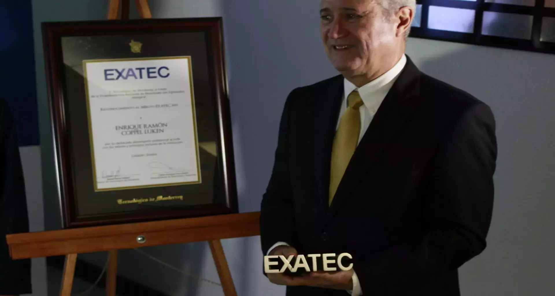 Galardonan a Enrique Coppel Luken con el Premio al Mérito EXATEC 