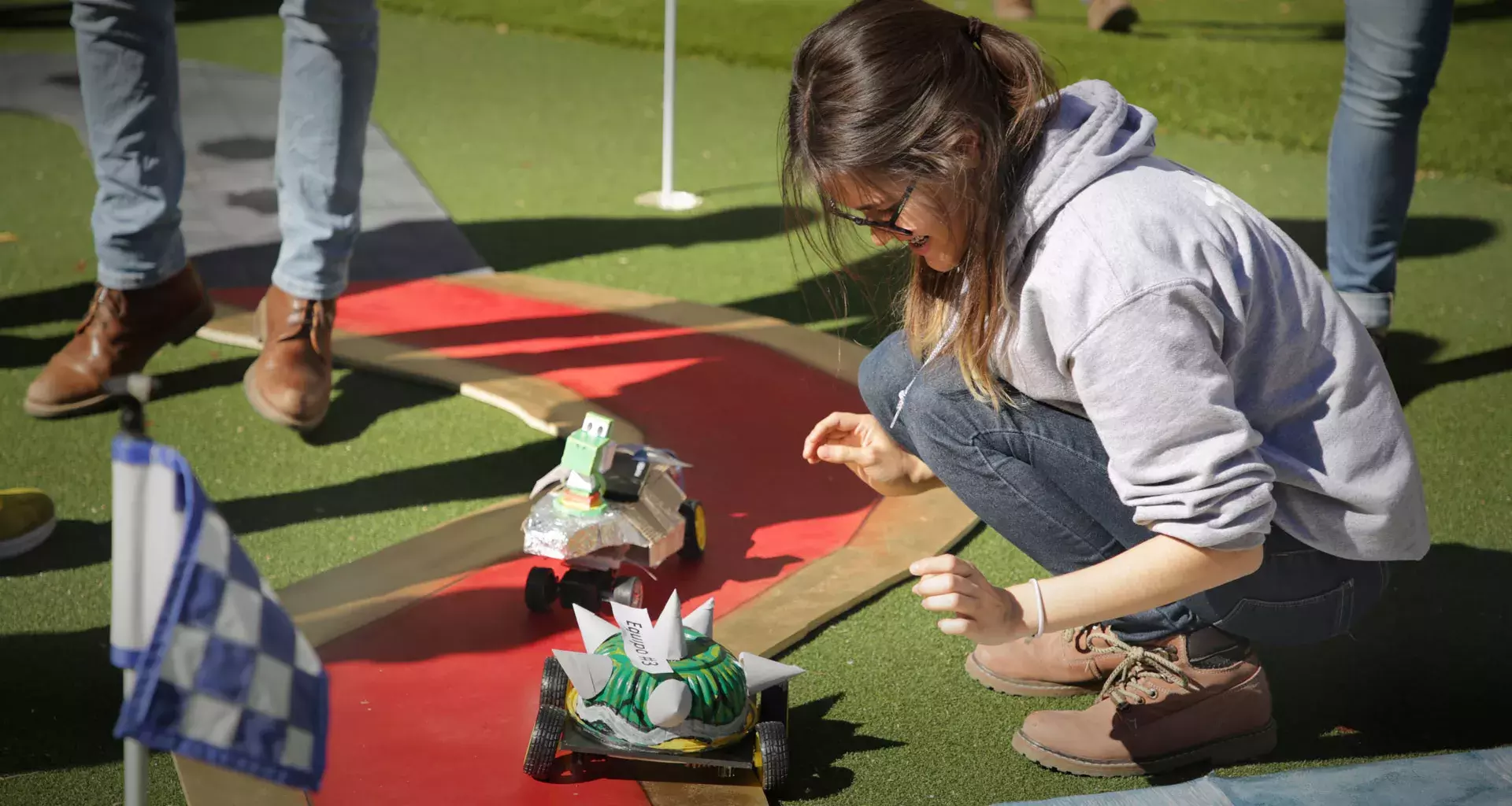 alumna participando en nascarrito